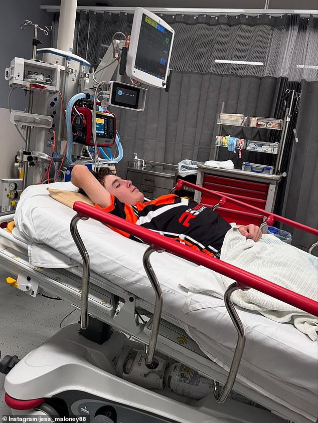Tinejdžer je odvezen u nepejsku bolnicu nakon što je osjetio 'trzanje u rukama i nogama' (na slici) kad su ga bacili na glavu