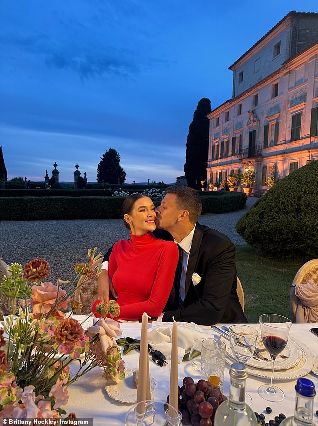 Voditelj Radio Aussie u nedjelju se na Instagram podijelio kako bi podijelio nekoliko sretnih snimaka pjevača Steffanija Milana i nogometaša Moritza Jenza, koji su se održali u Toskani u Italiji