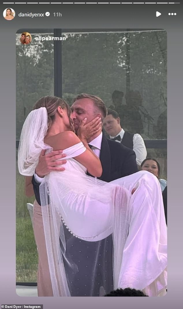 Nevjesta je u nedjelju provela zadivljujuće društvene medije od svojih prijatelja i obitelji koji su se okupili u luksuznom hotelu Langley s pet zvjezdica u Buckinghamshireu za veliki dan