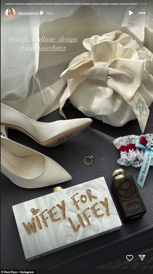 Dani je dovršio svoj svadbeni izgled s vrećicom kvačila 