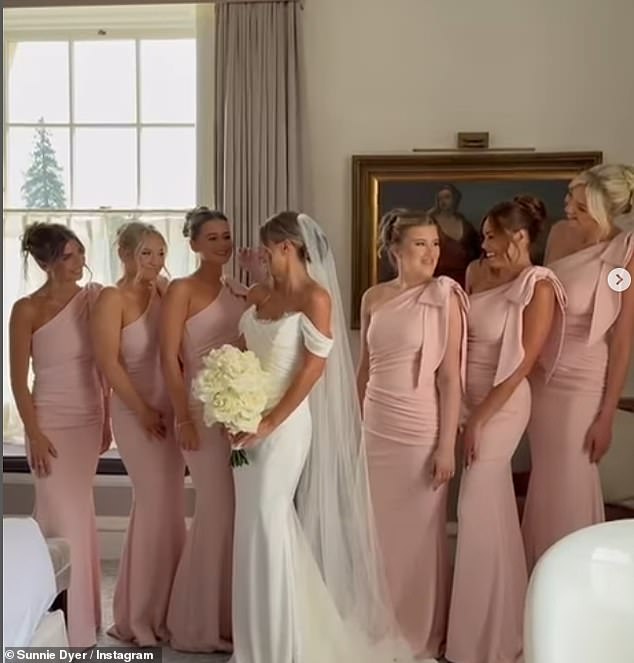 Danijeva sestra Sunnitie (na slici treće lijevo), koja je bila jedna od šest djeveruša, također je podijelila fotografije tijekom vikenda, a svadbena zabava odgovara u jednoj ružičastim haljinama