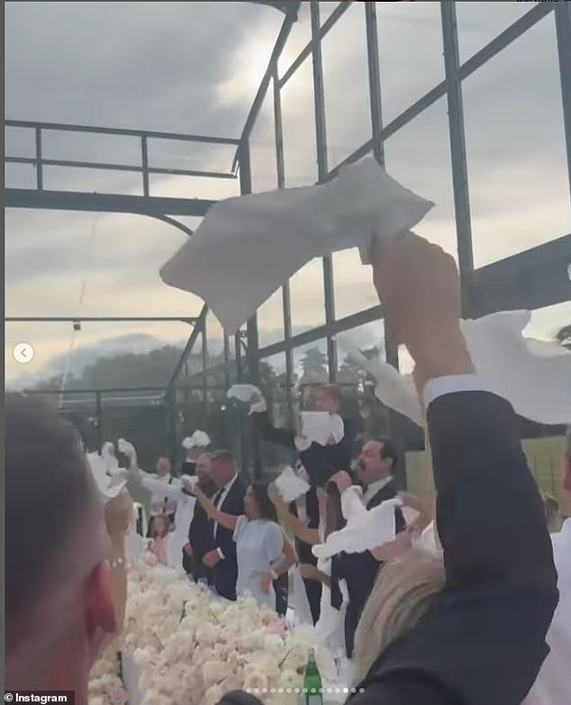 Zabavu je započeo otac mladenke Danny Dyer koji je vodio pjevanje vjenčanog doručka himne nepristojne himne West Ham