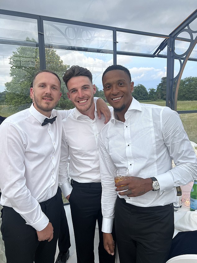 Jarrodov bivši suigrač Declan Rice (centar) i zvijezda Engleske Ezri Konsa (desno) bili su među gostima