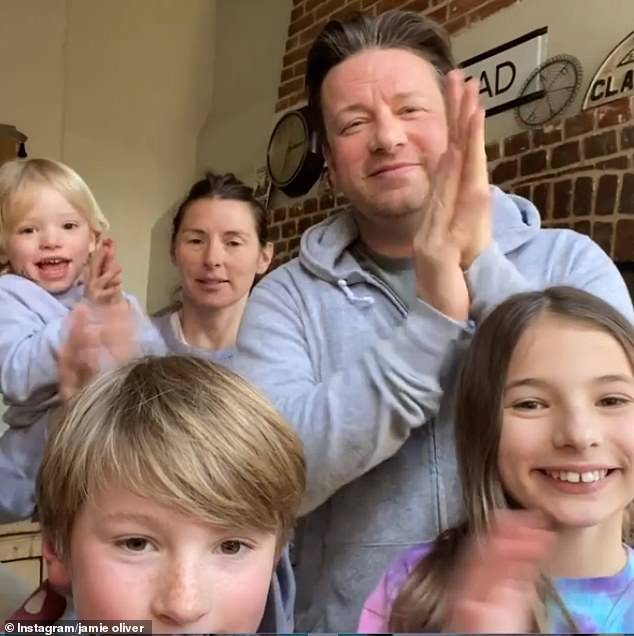 Jamie je nedavno otkrio da je nekoj njegovoj djeci dijagnosticiran kao neurodivergentni. Dijeli kćeri Poppy, 23, Daisy, 22, i Petal, 16, i sinovi Buddy, 14, i River, osam, sa svojom suprugom Jools