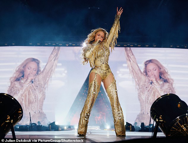 Prodaja ulaznica može odražavati manje interesa za njezin kaubojski materijal s kaubojem u odnosu na njezin renesansni materijal prilagođen plesu