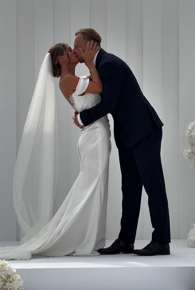 Mladenci su podijelili strastveni zamah na alter trenucima nakon razmjene zavjeta