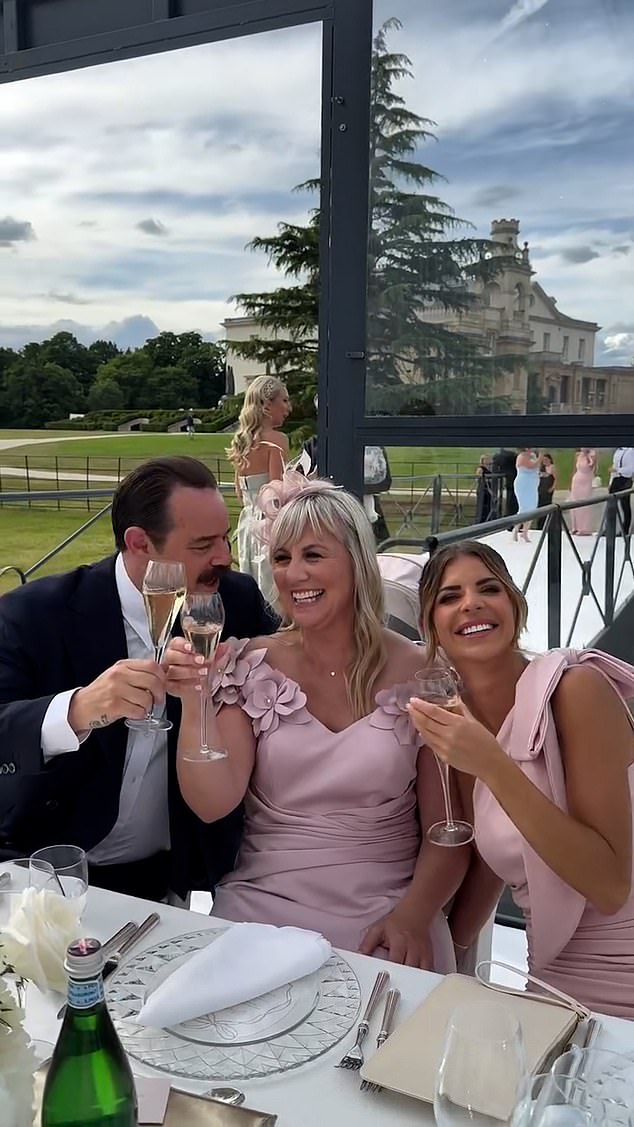 Ponosni otac mladenke uživao je u mjehuriću s rodbinom na svadbenom doručku