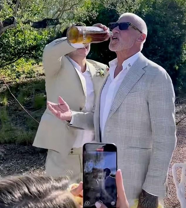 Negdje drugdje posebnog dana, Gary se ponovno spojio s bratom Wayneom unatoč njihovoj 17-godišnjoj svađi