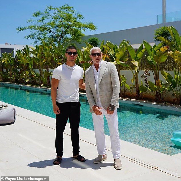 Čini se da je dvojac ostavio svoje razlike po strani dok su se pridružili ostalim članovima obitelji kako bi proslavili Harryjev veliki dan, a Wayne je objavio Snap of Snese kako pozira sa sinom Freddiejem