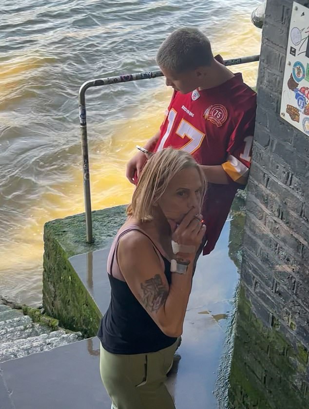 Influencer je viđen kako puše sa svojom Granom, 68, ispred turista u blizini Tower Bridgea u Južnom Londonu