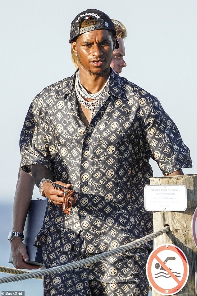 27-godišnjak je otpušten na francusku rivijeru uoči ljeta nagađanja oko njegove budućnosti