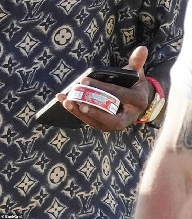 Također se mogao vidjeti kako nosi ono što se čini Snus, oblik duhana popularnog među nogometašem