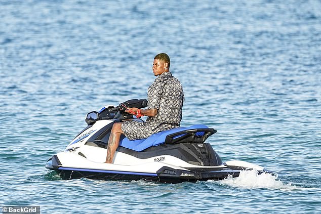 Rashford je navukao ansambl Louis Vuitton dok je mlaznik bio razvijen oko voda Saint-Tropeza