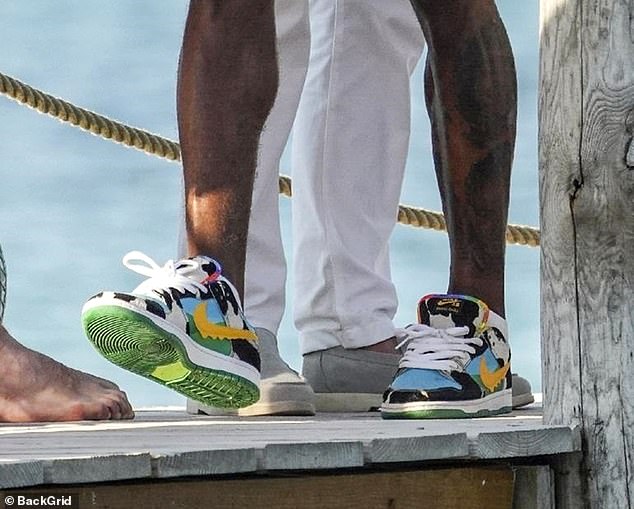 Zvijezda sponzorirana Nike mogla se vidjeti kako nosi pari Dunk Low SB trenera koji donose više od 3000 funti na mreži