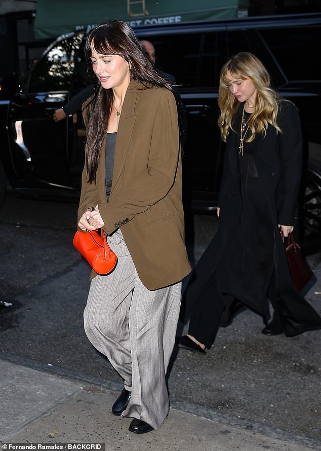 Podijeljeno otkriće dolazi nekoliko dana nakon što je Johnson izašao bez svog zaručničkog prstena i s Martinovom bivšom Jennifer Lawrence