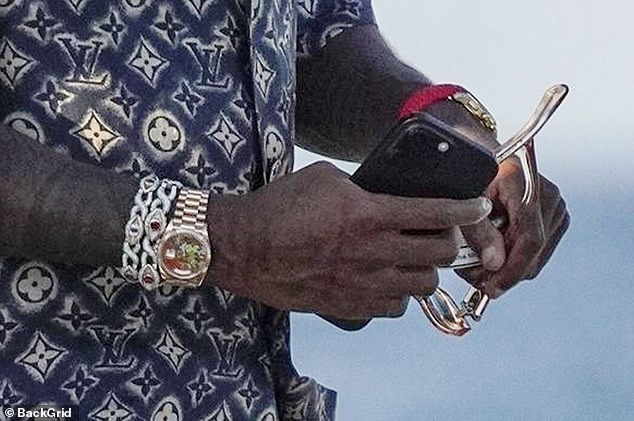 Osim mnoštva nakita, Rashford je izveo satove na obje ruke, uključujući i privlačan zlatni rolex