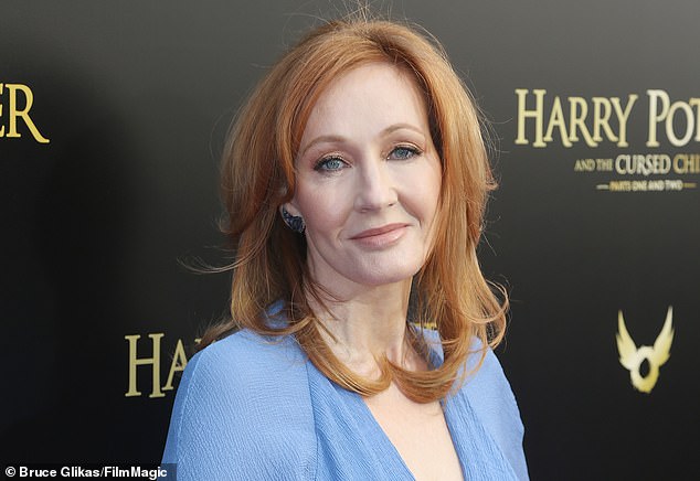 JK Rowling, koji je u prošlosti bio glasan na Khelifovoj situaciji, nazvao ga je 
