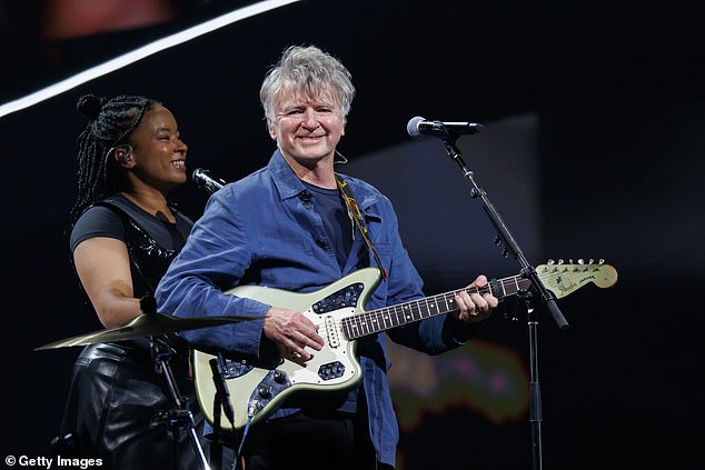 'Ne smeta mi', legendarno je tekstopisac odgovorio ležerno, očito nesputano. 'Znate, pripadam nekoliko različitih obitelji. Australska obitelj je sasvim u redu sa mnom ', dodao je