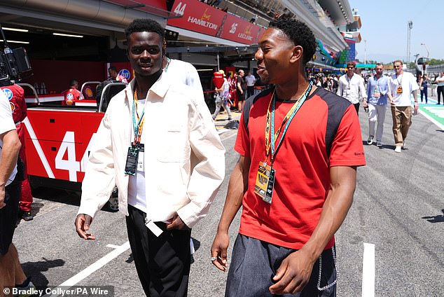 Lewis-skelly prikazan u nedjelju, zajedno s Engleskom i suigračem Arsenala Bukayo Saka (lijevo) na španjolskoj Grand Prixu Formule One u Barceloni