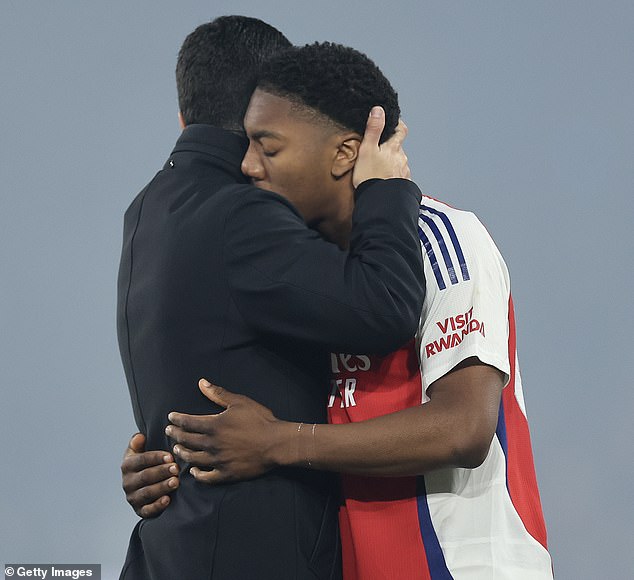 Menadžer Mikel Arteta na slici je prošlog mjeseca utjeha Lewis-Skelly nakon što je Paris Saint-Germain izbacio Arsenal iz Lige prvaka na polufinalnoj pozornici