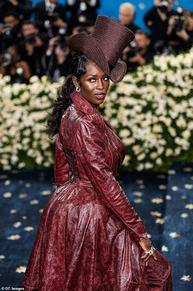 Također traži zajednički pristanak s Turner-Smithom za sve buduće promjene u školi. Jodie je ovdje vidjela 5. svibnja na Met Gala 2025, slaveći Superfine: krojenje crnog stila