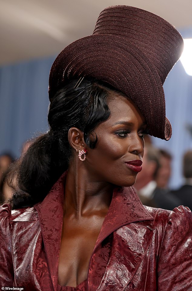 Turner-Smith se prijavio za razvod u listopadu 2023. godine, a u podnošenju je rekao da je njihov datum razdvajanja bio mjesec prije; Jodie viđena ovdje 5. svibnja 2025