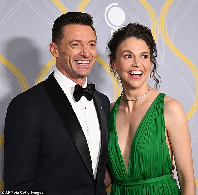 Komentari ostaju aktivni na drugim postovima, uključujući i onu iz svibnja koji je preplavljen zlostavljačkim porukama trolova u vezi s Suttonovom odnosom s Jackmanom (lijevo)