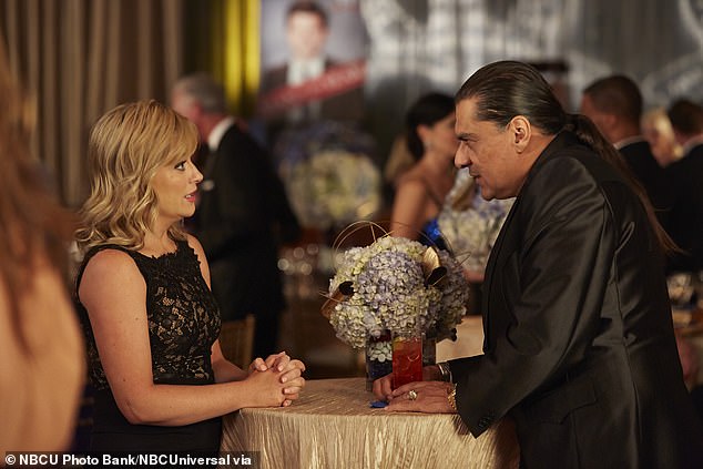 U izjavi People u utorak, Nick je izrazio: 'Glumca je zajedno cijeli dan i samo smo slomljena. Jonathan je bio tako sladak momak i voljeli smo ga imati kao našeg šefa Ken Hotatea. Užasna tragedija '; Joss (desno) i Poehler (lijevo) viđen u NBC seriji