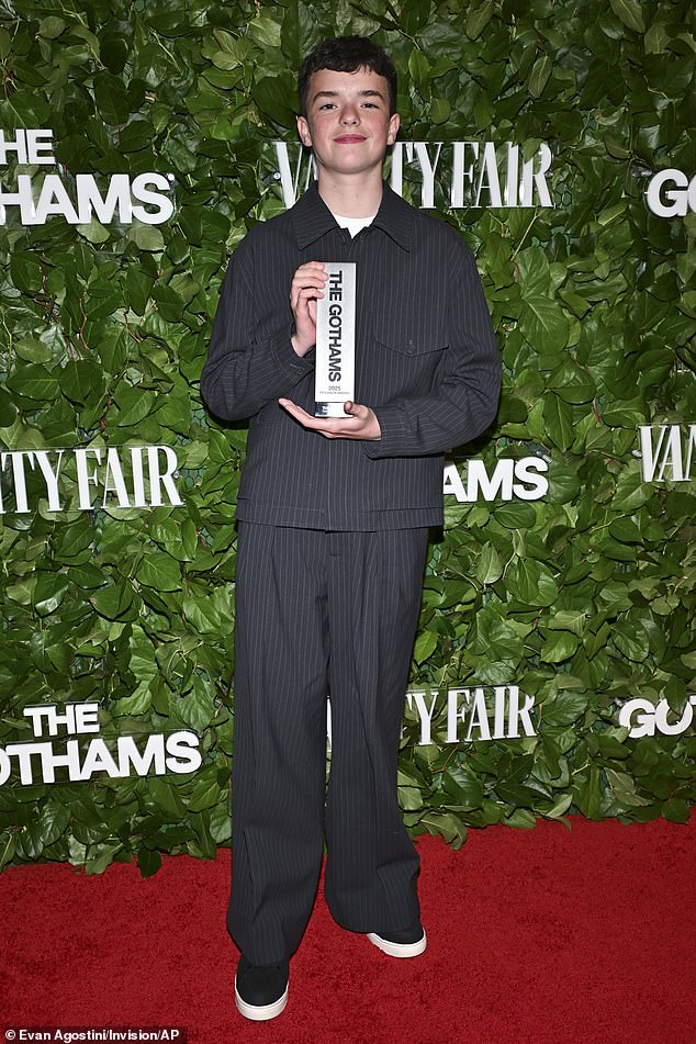 Cooper sa svojom nagradom za izvanredne sporedne performanse u ograničenoj seriji