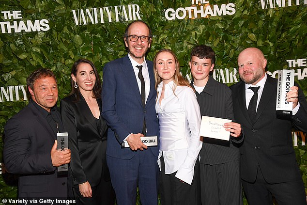 Stephen, koji je također stvorio program, pozirao je sa svojom glumačkom postavom