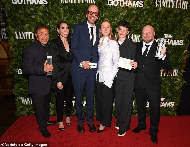 Erin, R Center, također je nominirana za izvanredne prateće performanse u ograničenoj seriji