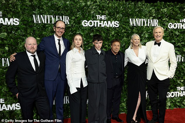 Owen s izvršnim producentom adolescencije Markom Herbertom, tvorcem/piscem Jackom Thorneom, njegovim zvijezdama Erin Doherty, Stephen Graham (koji glumi i stvori emisiju), i Jeffrey Sharp, izvršni direktor Instituta za film i medij Gotham Film & Media