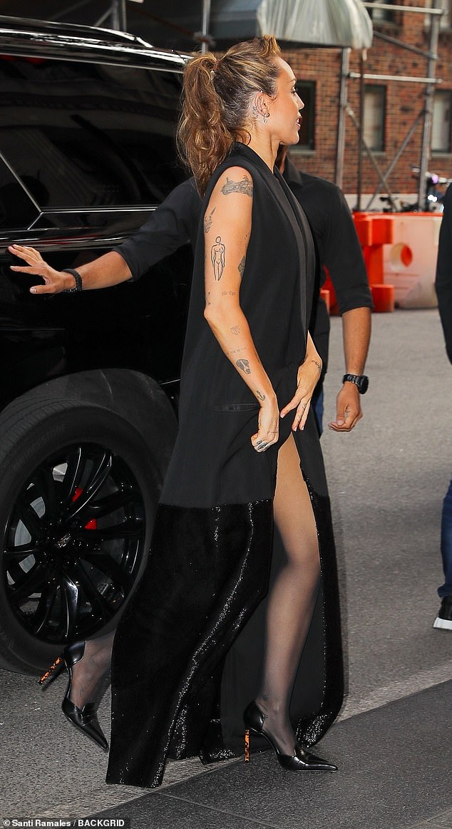 Miley je nosila svoje plavokose brave u konjskom repu i izgledala je zapanjujuće u dewey licu šminke od breskve