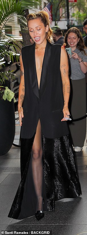 Crna froka u cjelini sadržavala je šljokice duž donje polovice, a fashionista je dodala čiste gaćice