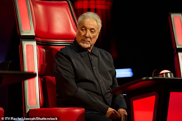 Tom Jones ostaje jedan od sudaca koji se najduže služe nakon što se pojavio na trenerskom panelu zajedno s Will.i.am od pokretanja emisije 2012. godine