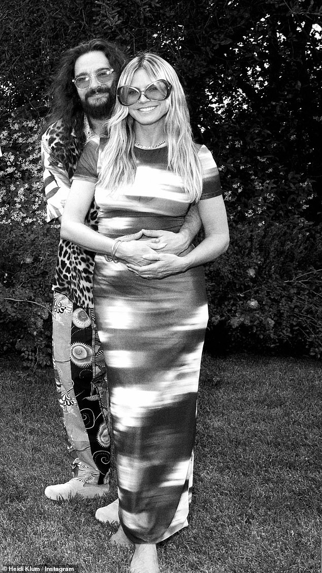 U ažuriranju njezine Instagram priče, Heidi je nosila mrežnu haljinu za zagrljaj lika s par čudnih sunčanih naočala dok se smiješi sa suprugom Tomom Kaulitzom