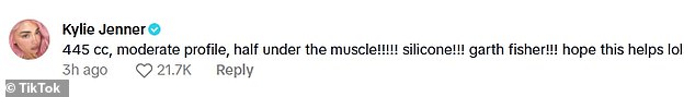 27-godišnja izvršna direktorica Kylie Cosmetics odgovorila je na zahvalni obožavatelj na Tiktoku: '445 ccm, umjereni profil, pola ispod mišića! Silikon! (Dr.) Garth Fisher! Nadam se da ovo pomaže, hahaha! '