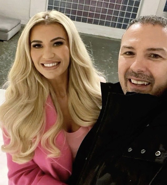 Kao što jedna prijateljica Christine ističe, vjerojatno će neko vrijeme živjeti u istom imanju nakon što je Paddy inzistirao na stavljanju kuće na tržište za 6,5 ​​milijuna funti