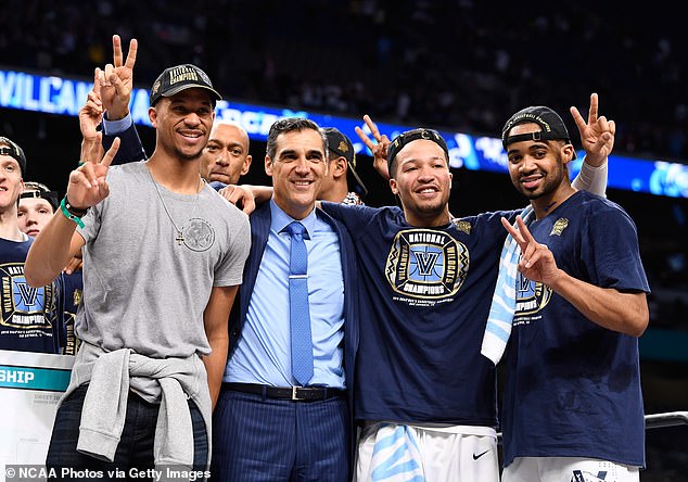 Josh Hart (krajnje lijevo), Jay Wright (centar lijevo) i Jalen Brunson (u desnoj strani) slave