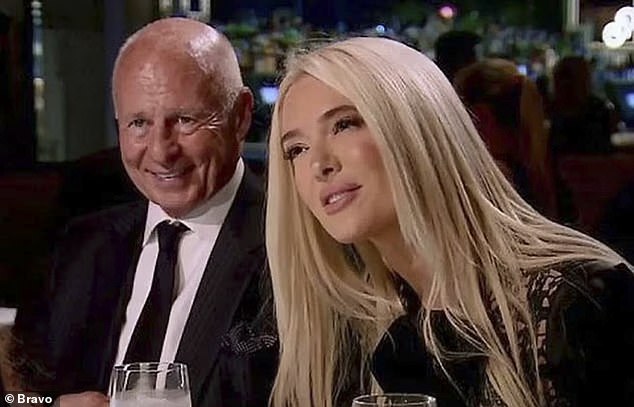 86-godišnjem sramotnom odvjetniku i otuđenom suprugu pravih domaćica zvijezde Beverly Hills Erika Jayne također je naloženo da plati dva milijuna dolara restitucije svojim žrtvama, prema NBC New S
