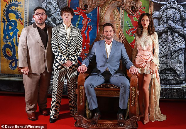 Uz Mason Thames kao štucanje i Gerard Butler koji su reprizirali svoju ulogu Stoicka, Nico je pomogao u životu priču o emocionalnoj i akcijskoj priči