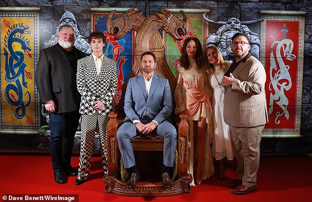 Kako trenirati svog zmaja 2025, koji režira Dean Deblois, remaginira animirani klasik 2010. godine svježim vizualnim i dahom koji oduzima dah (LR Dean Deblois, Mason Thames, Gerard Butler, Nico, Cressida Cowell i Nick Frost)