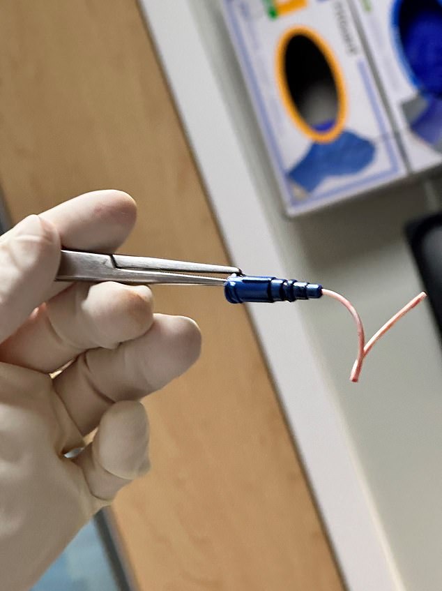 Uključila je i fotografiju 'zadržanog katetera' nakon što je uklonjena nakon 'hitne postupke'