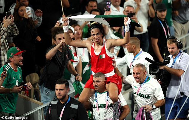 Davies je tvrdio da je ovaj trenutak - s Khelifom na ramenima svog trenera - dokazao da su 'znali'