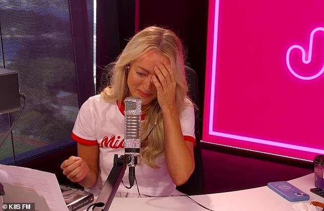 50-godišnjakinja je zaplakala dok je razgovarala o kretanju dok se pojavila u novoj epizodi njenog najboljeg podcasta. Kraljica radija rekla je suorganizaciji, najboljoj prijateljici Gemma O'Neill, da se bavi srčanim lukom