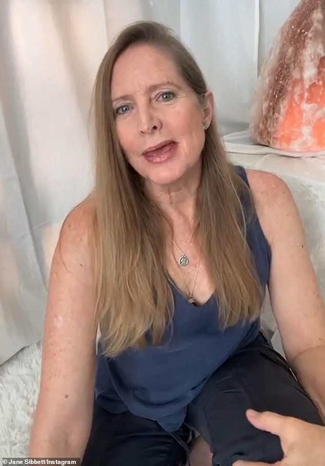 Osnivač Jane's Dancing Hands nastavio je: 'Počeo sam osjećati način na koji se ta energija izvora ili Božja energija kretala kroz mene. Tada je netko rekao, "Hej, bio si tako dobar u tome. Znam nekoga tko treba vašu pomoć," I tako sam otišao kod jedne osobe, a onda sam napravio sljedeću osobu, i učinio sam sljedeću '