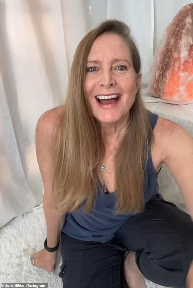 Ali 62-godišnja umirovljena glumica napustila je rodnu Kaliforniju na Havajima prije desetljeća u korist iznenađujuće nove karijere kao energetski iscjelitelj (na slici 22. travnja)