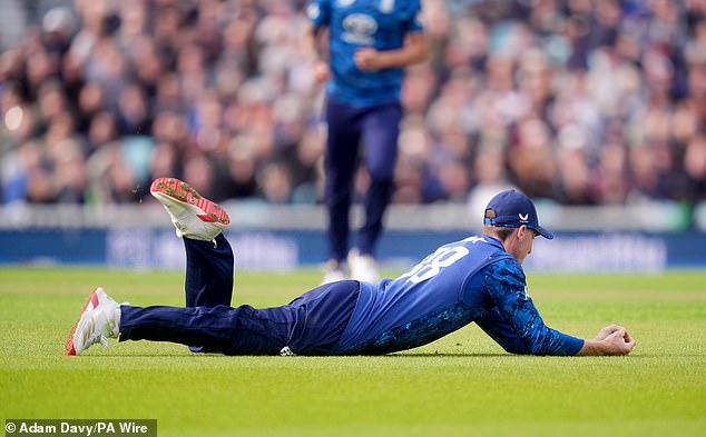 Na Ovalu u utorak, Engleska je provela veliki dio svojih 40 dodataka bez dodatnog pokrivača