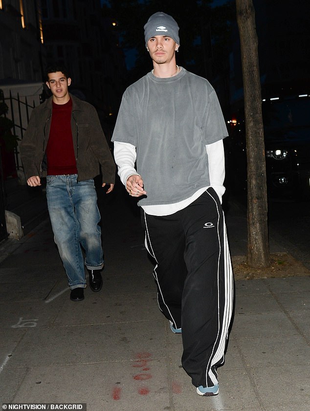 Romeo je postigao ozbiljan izraz dok je držao ravno lice dok je stigao na mjesto održavanja dok se posebno odjenuo za večer