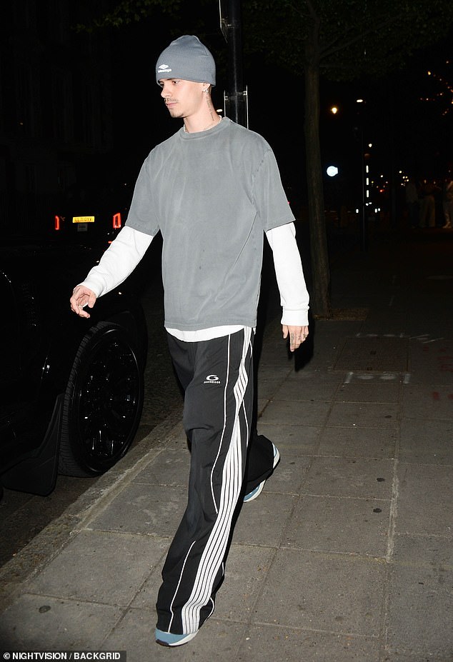 Također je dodao i sivi šešir Balenciaga Beanie u svoj ugodni dizajnerski ansambl